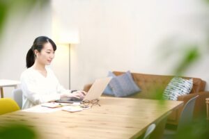 パソコンを操作する女性の画像